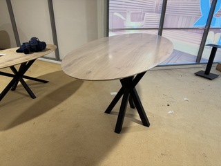 Bartafel, naturel eikenhout, zwart metalen poot